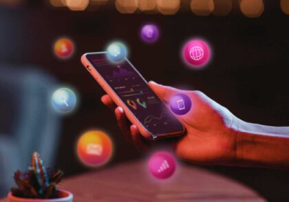 تصویر موبایل شخصی که درحال فروش تلفنی است