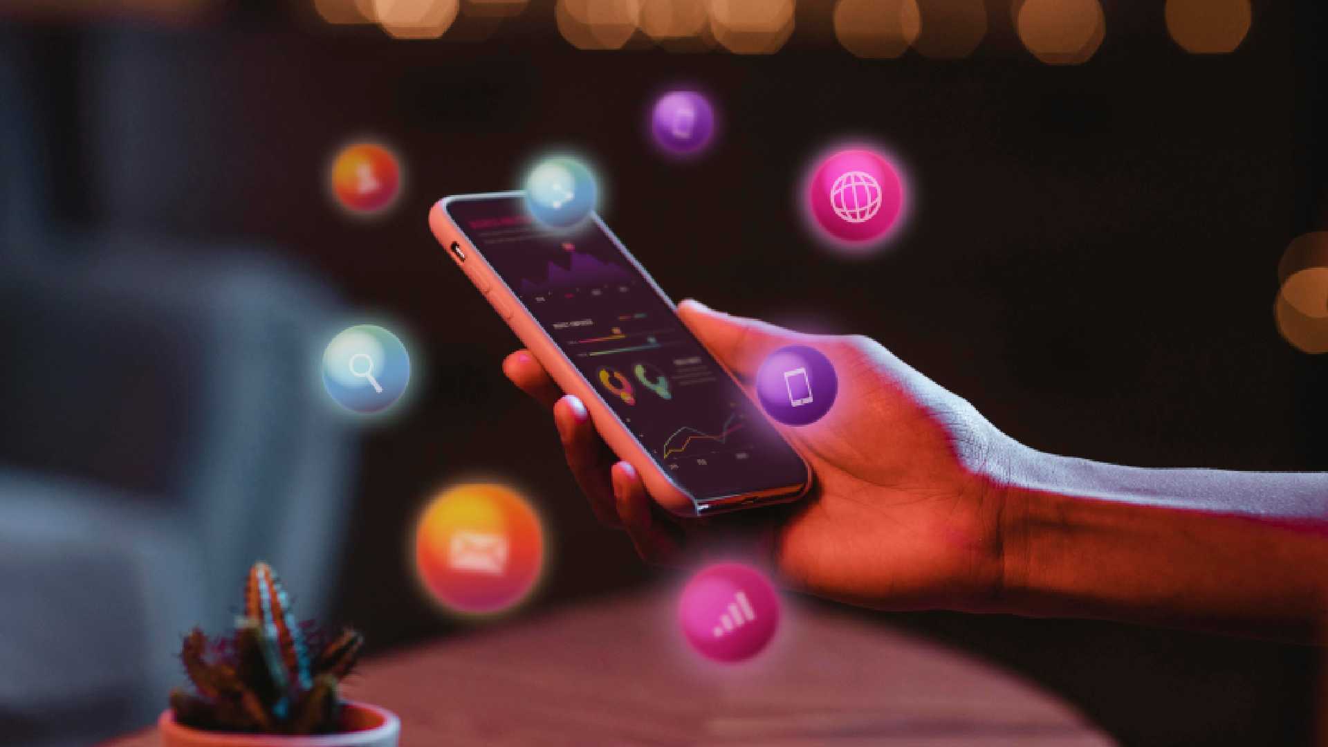 تصویر موبایل شخصی که درحال فروش تلفنی است