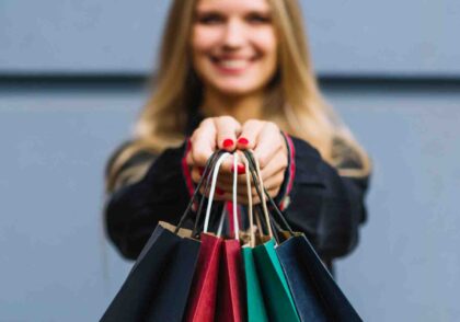 رفتار مشتری که از خریدش خوشحال است